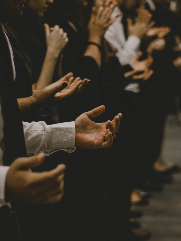 Imagem de fundo da página de pedido de oração com ambiente acolhedor